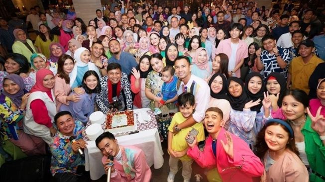 Karyawan media entertainment 2025 sedang berkumpul dan merayakan acara perusahaan, mencerminkan budaya kerja kreatif, adaptif, dan inovatif.