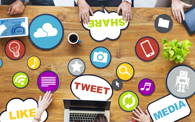 Ilustrasi media sosial populer di tahun 2025 seperti Twitter, YouTube, Instagram, dan teknologi digital lainnya