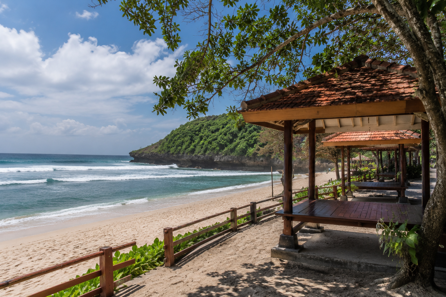 hamparan pasir putih Pantai Kayu Arum saat sore hari