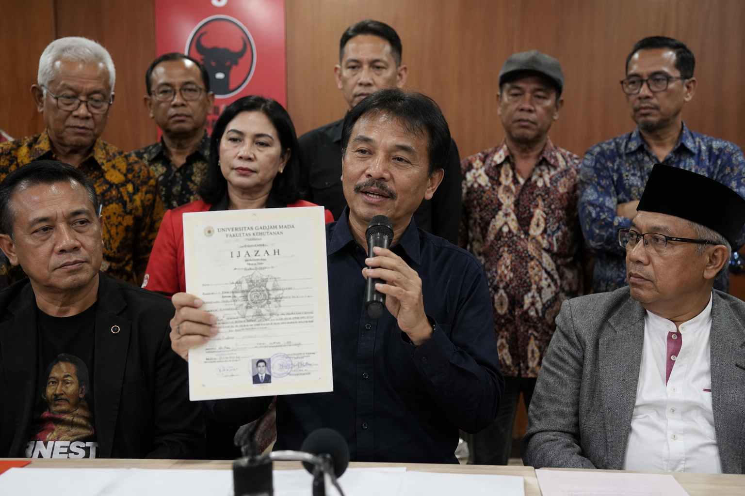 polemik ijazah Jokowi 2026 desakan PDIP dan Roy Suryo