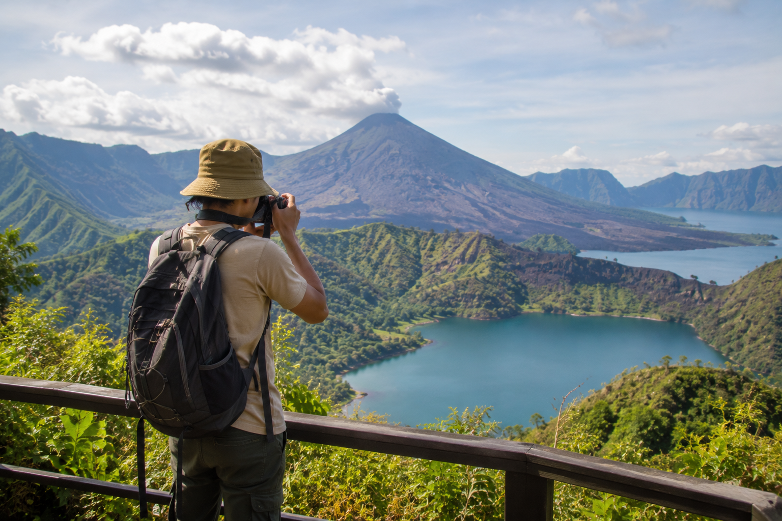 panorama Danau Toba di kawasan geopark Indonesia