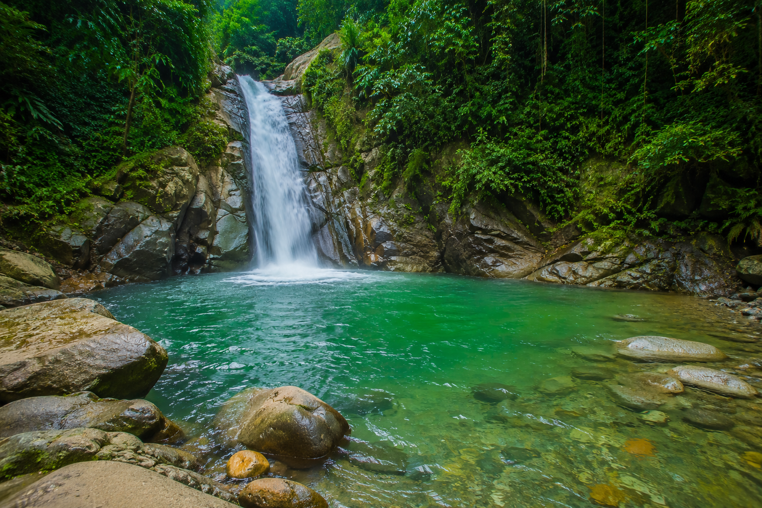pemandangan kolam hijau Curug Leuwi Hejo Bogor