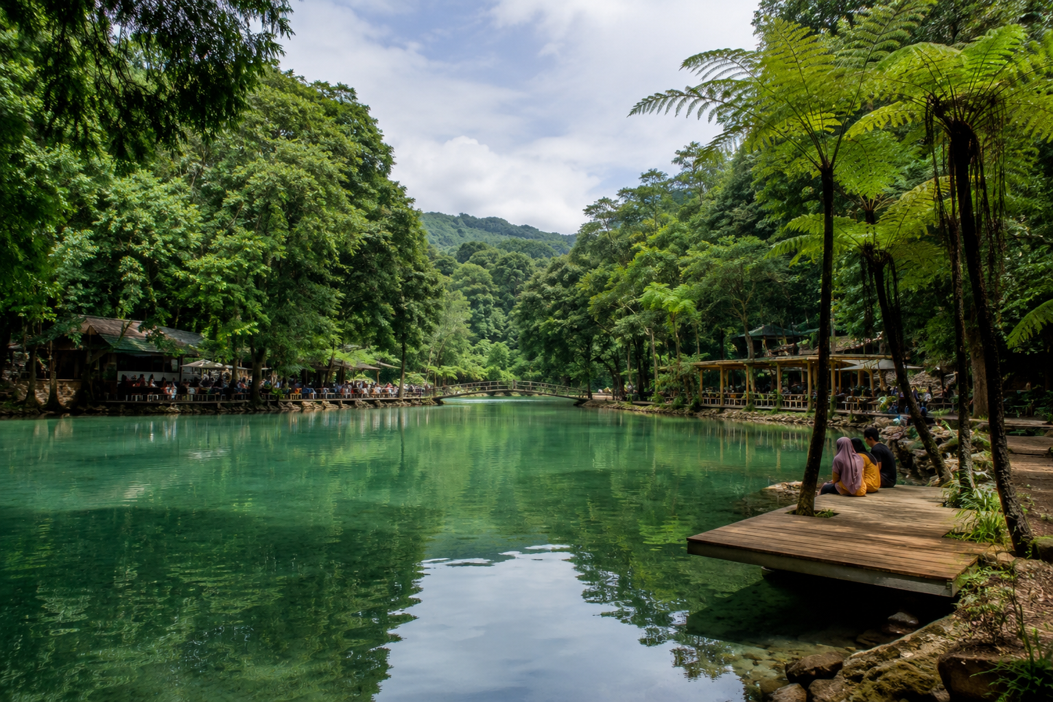 pemandangan Telaga Teblongan dengan air terjun alami