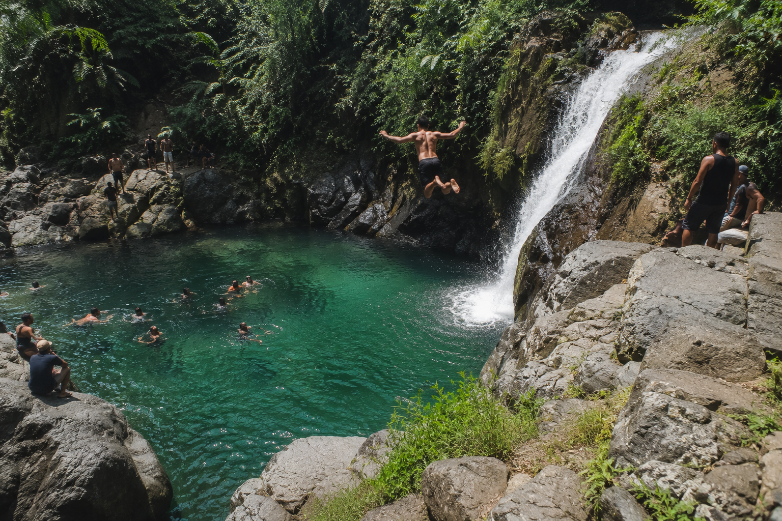 kolam alami Curug Leuwi Hejo Bogor berwarna hijau toska