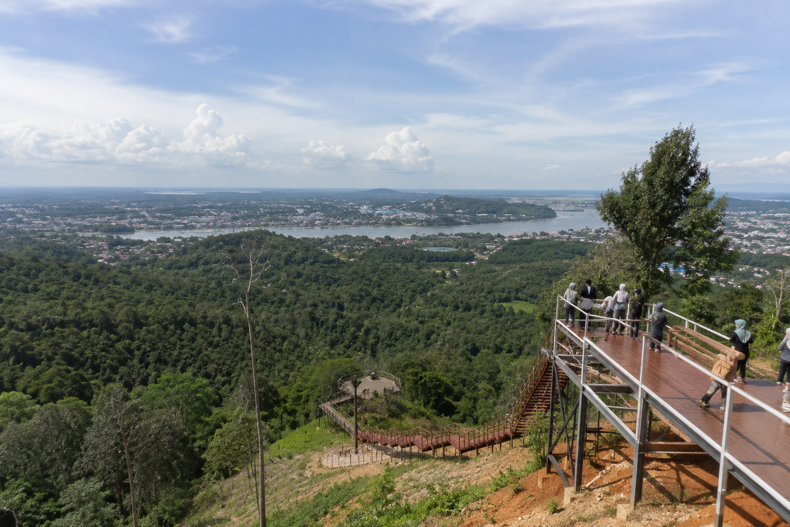 panorama kota dari Bukit Steling Samarinda
