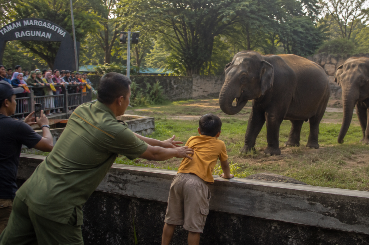 anak jatuh kandang gajah Ragunan Jakarta Selatan Mei 2026