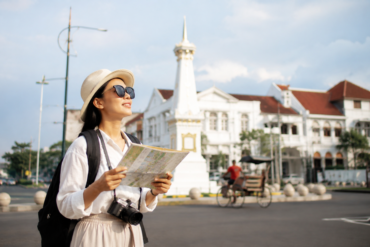 Keluarga menikmati Estimasi Biaya Liburan Jogja dengan suasana Malioboro yang ramai.