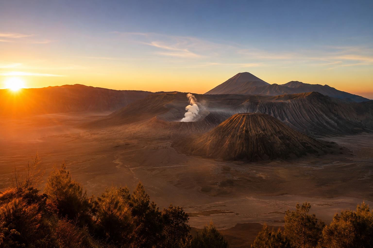 Pemandangan matahari terbit di Gunung Bromo saat musim kemarau dengan lautan pasir dan Gunung Semeru di kejauhan