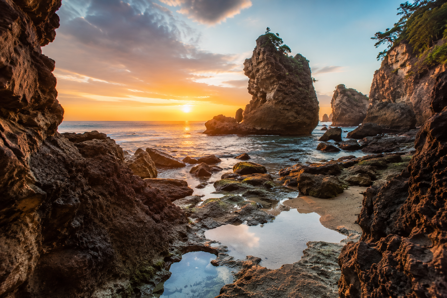 Pantai berkarang di Indonesia dengan tebing batu alami, ombak besar, dan panorama matahari terbenam
