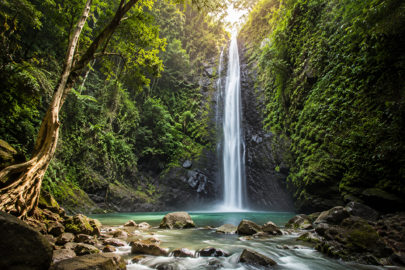 Wisata Air Terjun Indonesia dengan aliran air jernih, tebing hijau, dan hutan tropis yang masih asri