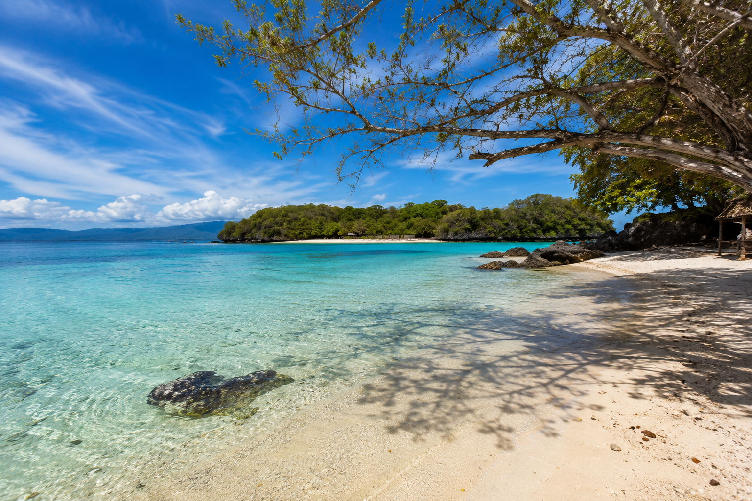 Pulau Kecil di Indonesia dengan pantai berpasir putih, air laut jernih, dan suasana tenang