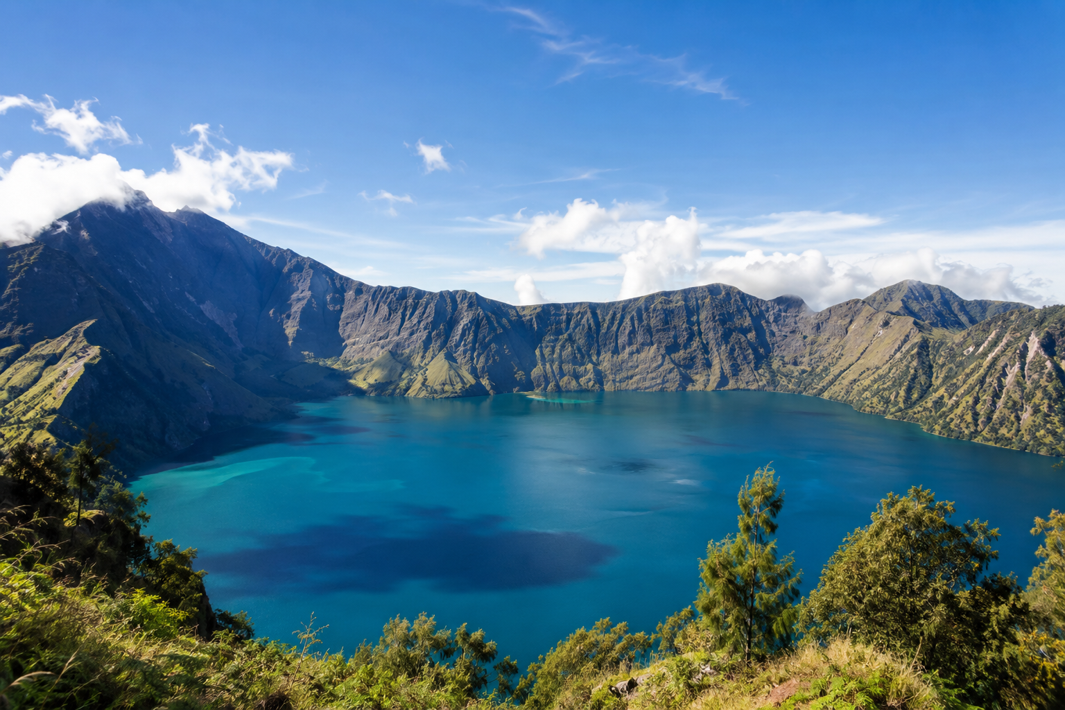 Danau Vulkanik di Indonesia dengan air jernih, pegunungan hijau, dan panorama alam spektakuler