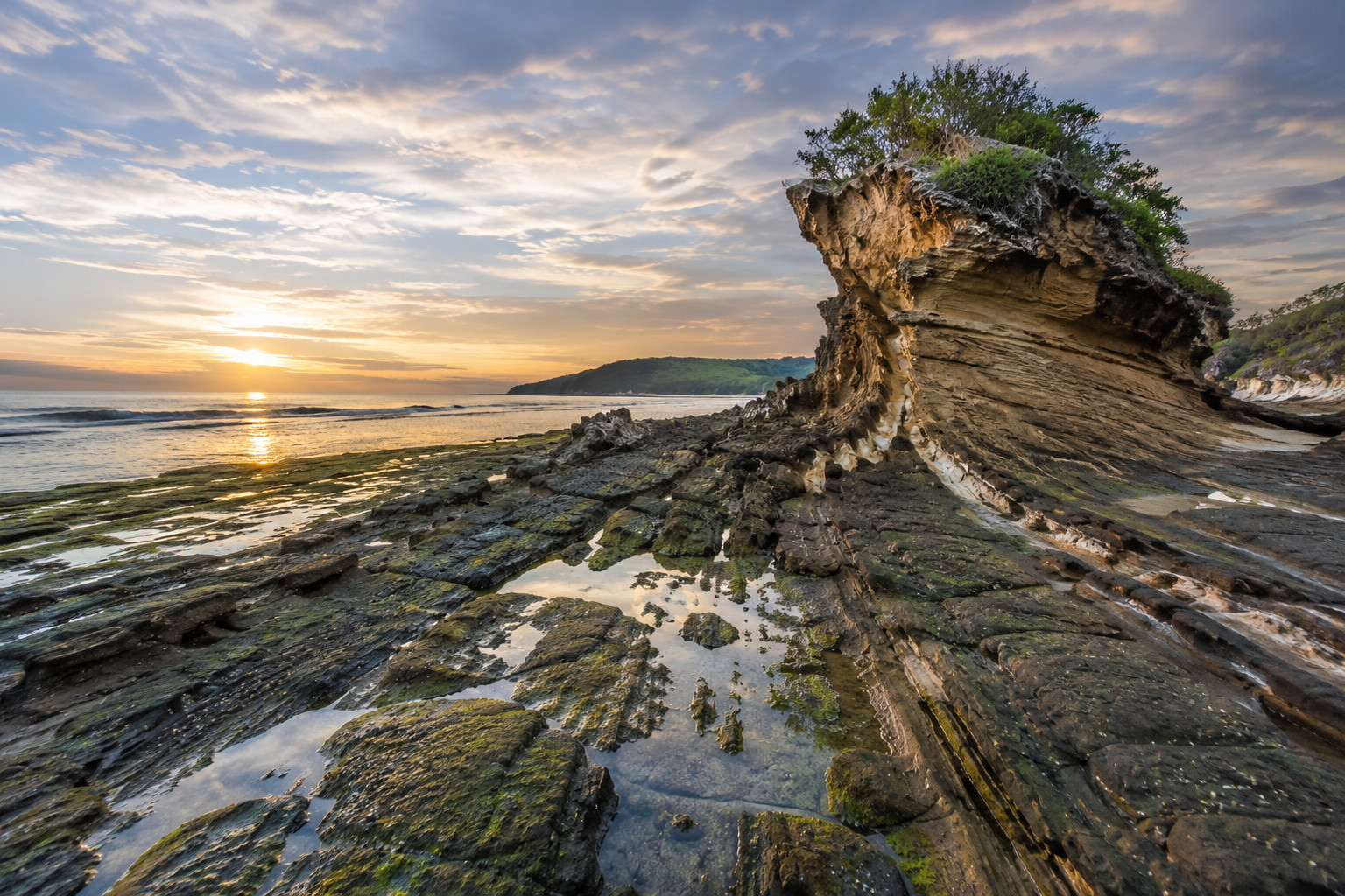 Destinasi Wisata Geopark Indonesia dengan panorama pegunungan, tebing batu, dan danau alami yang memukau