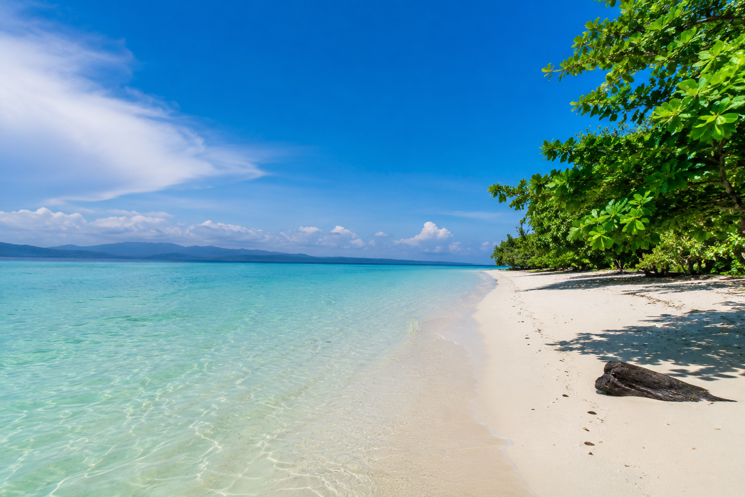 hamparan pasir putih di pantai pasir putih Indonesia