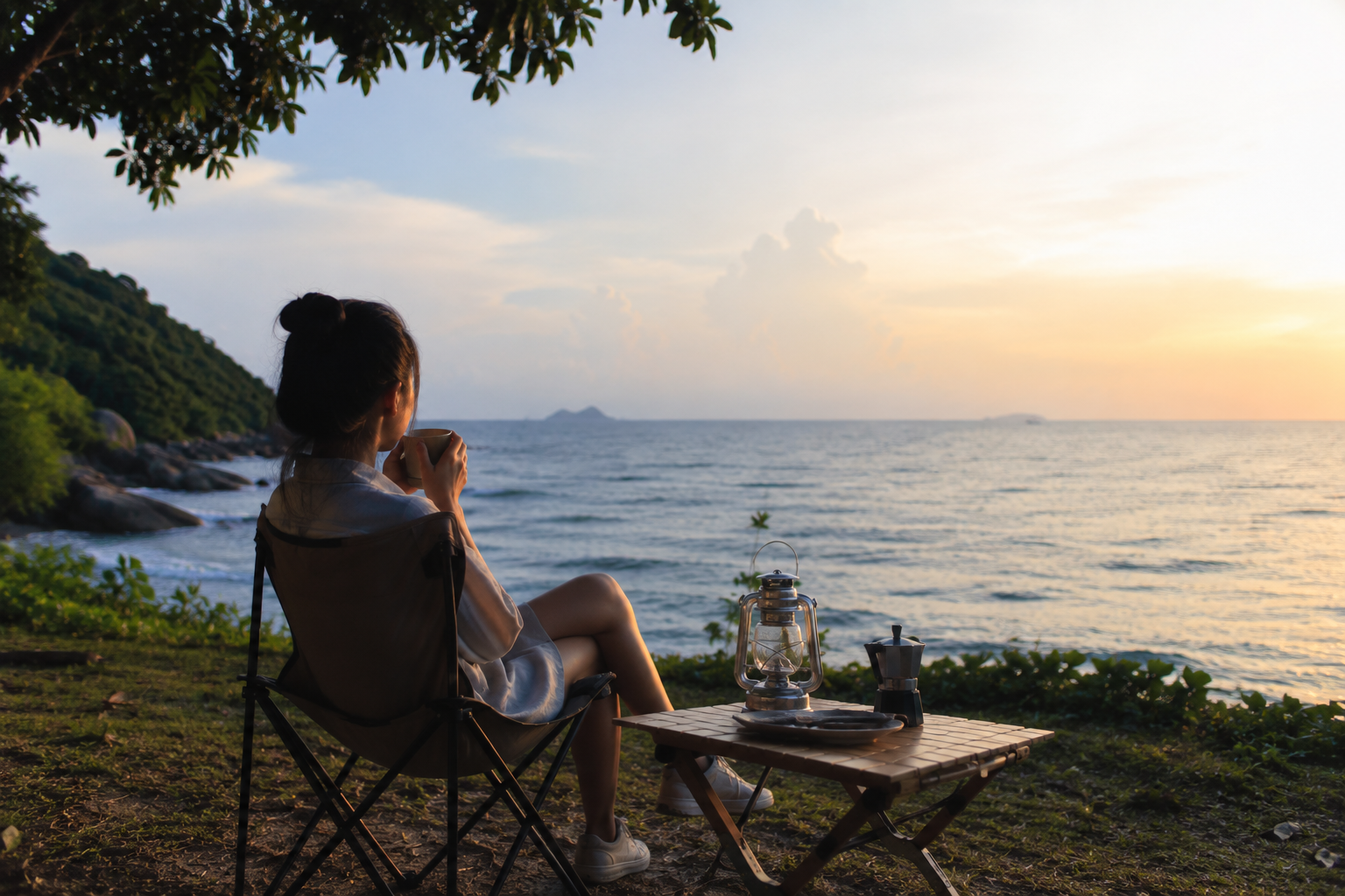 karyawan bekerja dari pantai dalam tren quiet vacation