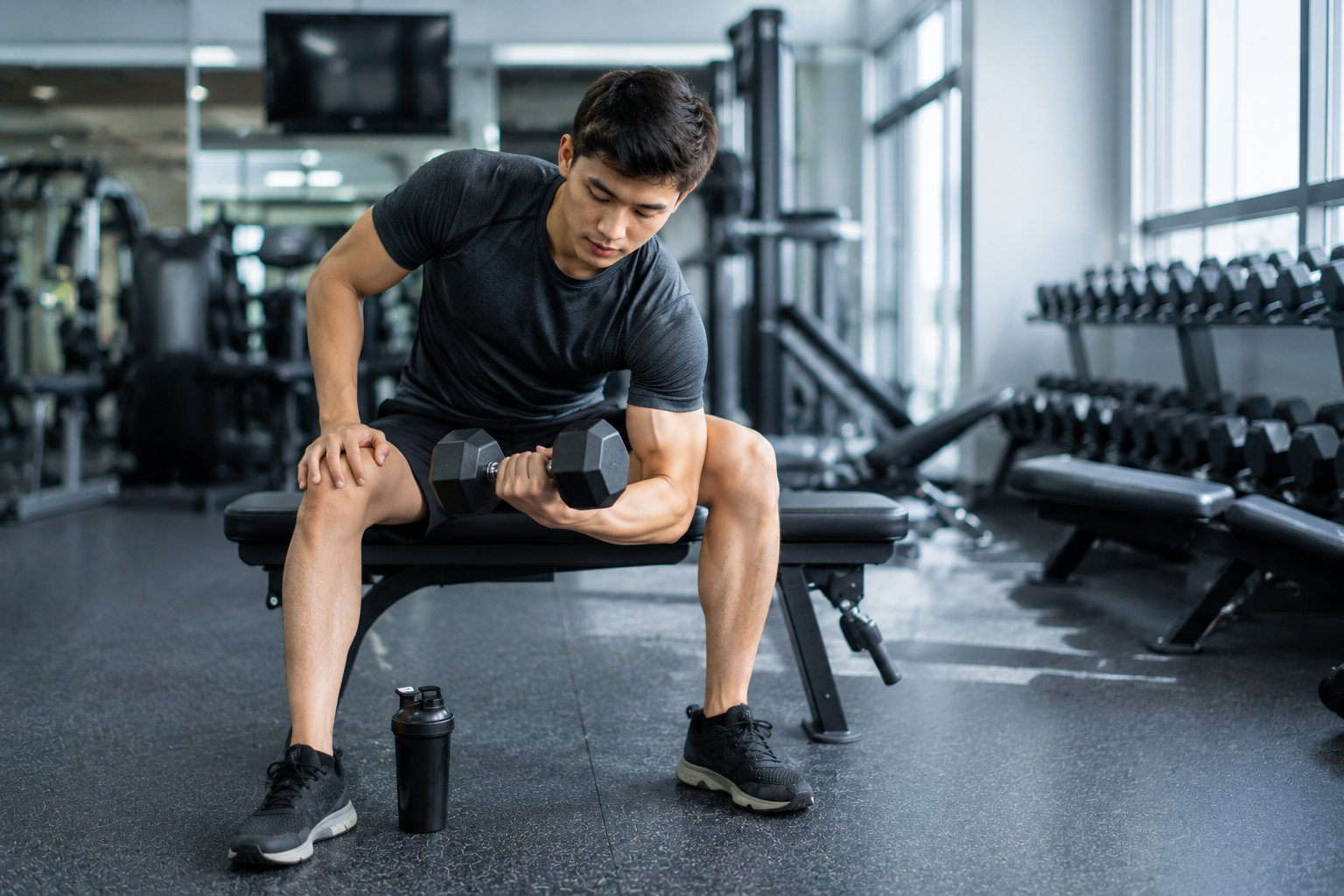 Tips Memulai Gym bagi Pemula dengan latihan menggunakan dumbbell secara benar.